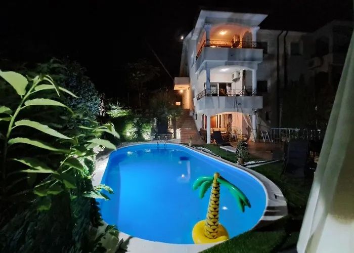 Beautiful Unique Family Emily Apartment